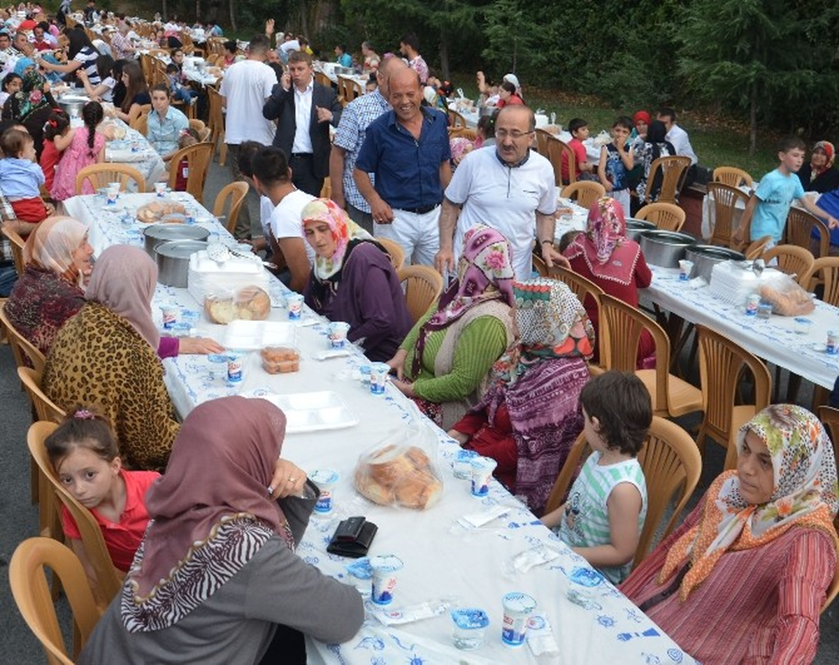 Başkan Gümrükçüoğlu, Vatandaşları İftar Sofralarında Bir Araya Getiriyor
