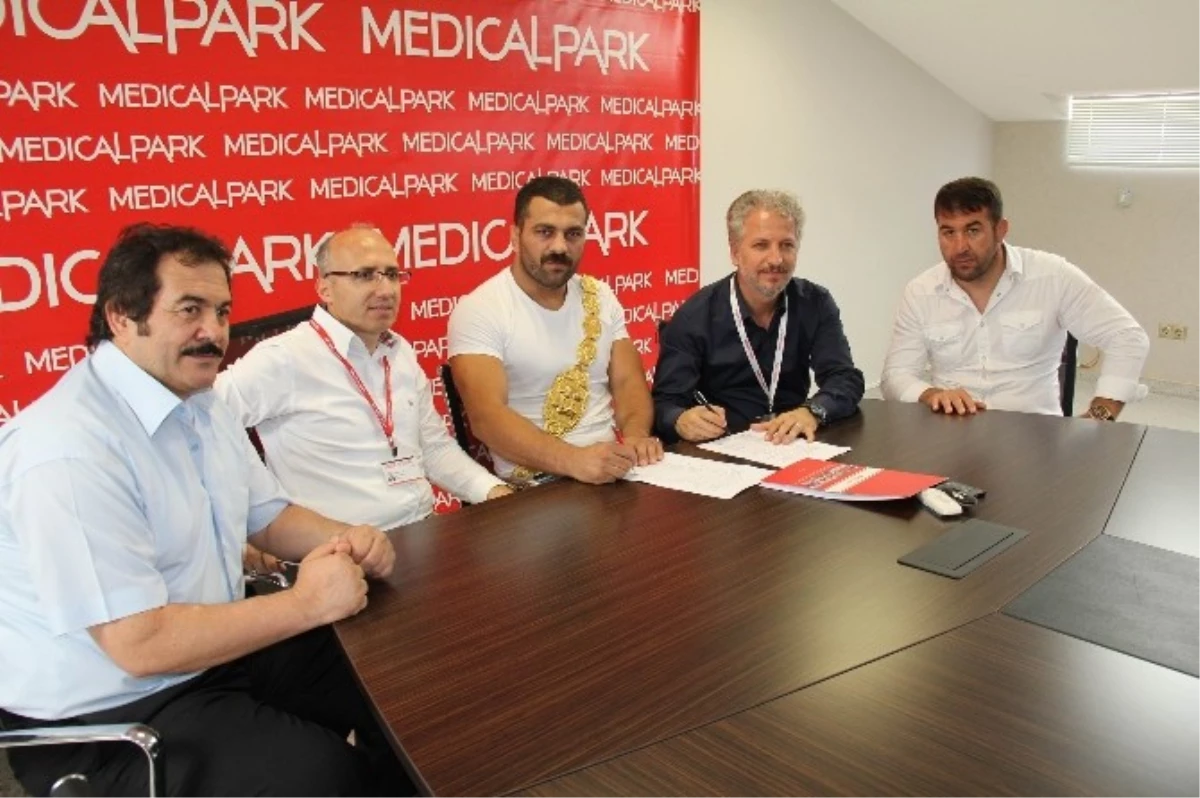Medical Park Samsun Hastanesi Güreşçi Fatih Atlı\'ya Sponsor Oldu