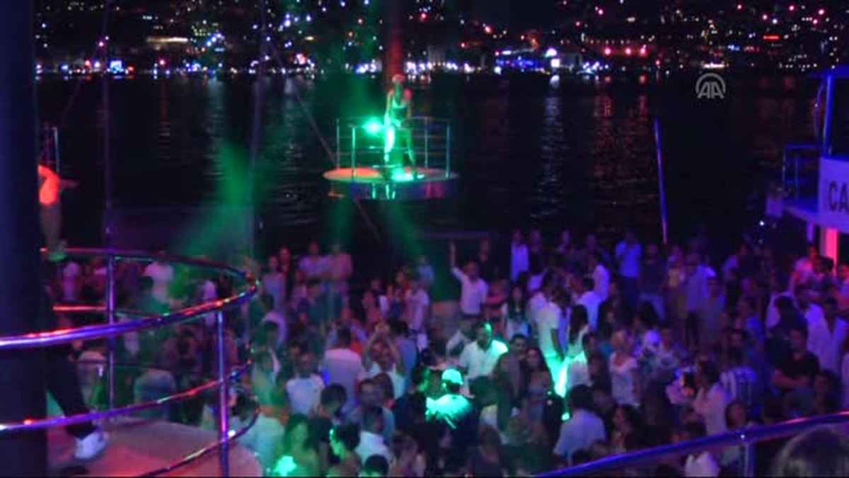 Demet Akalın denizde konser verdi -