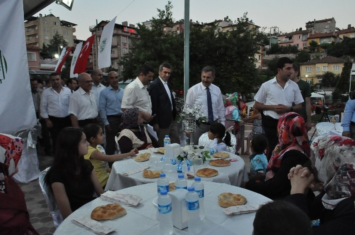 Demirci\'de Belediye\'den Öksüz ve Yetim Çocuklara Özel Program