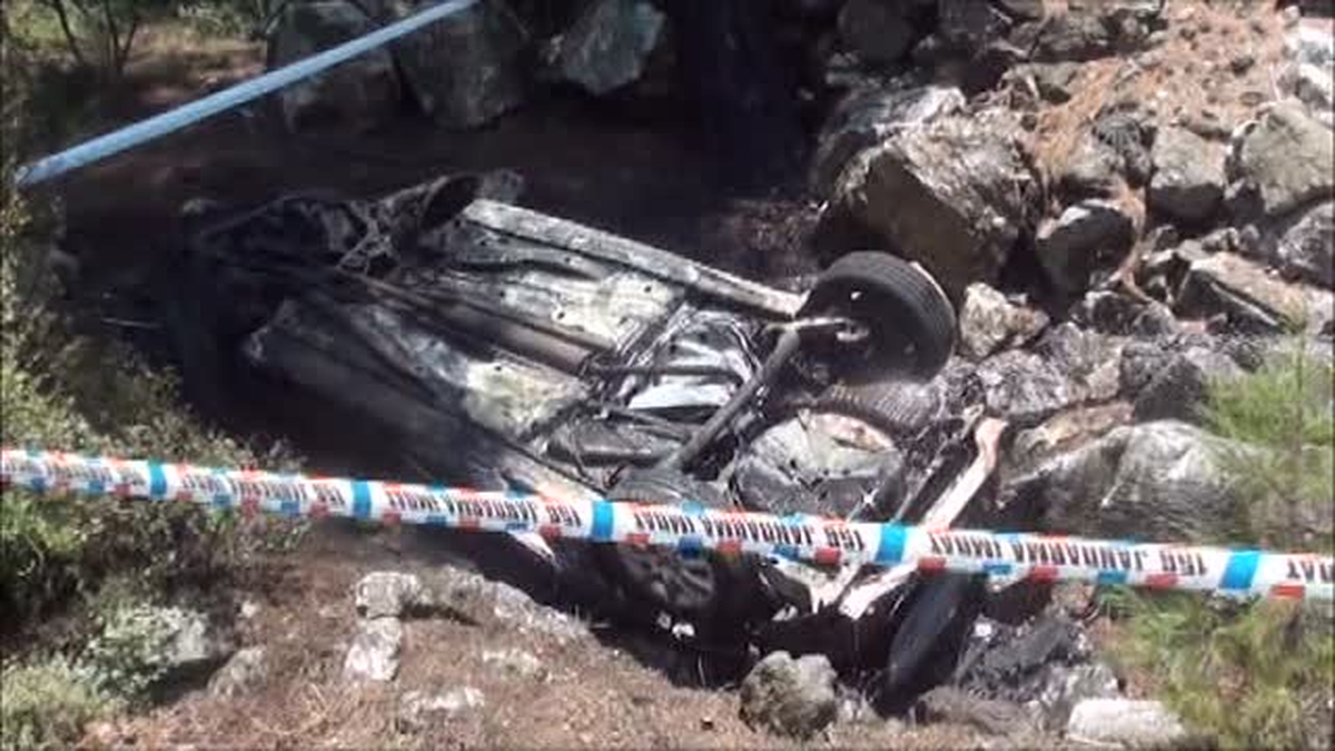 Devrilen otomobilin içinde yanarak öldüler -