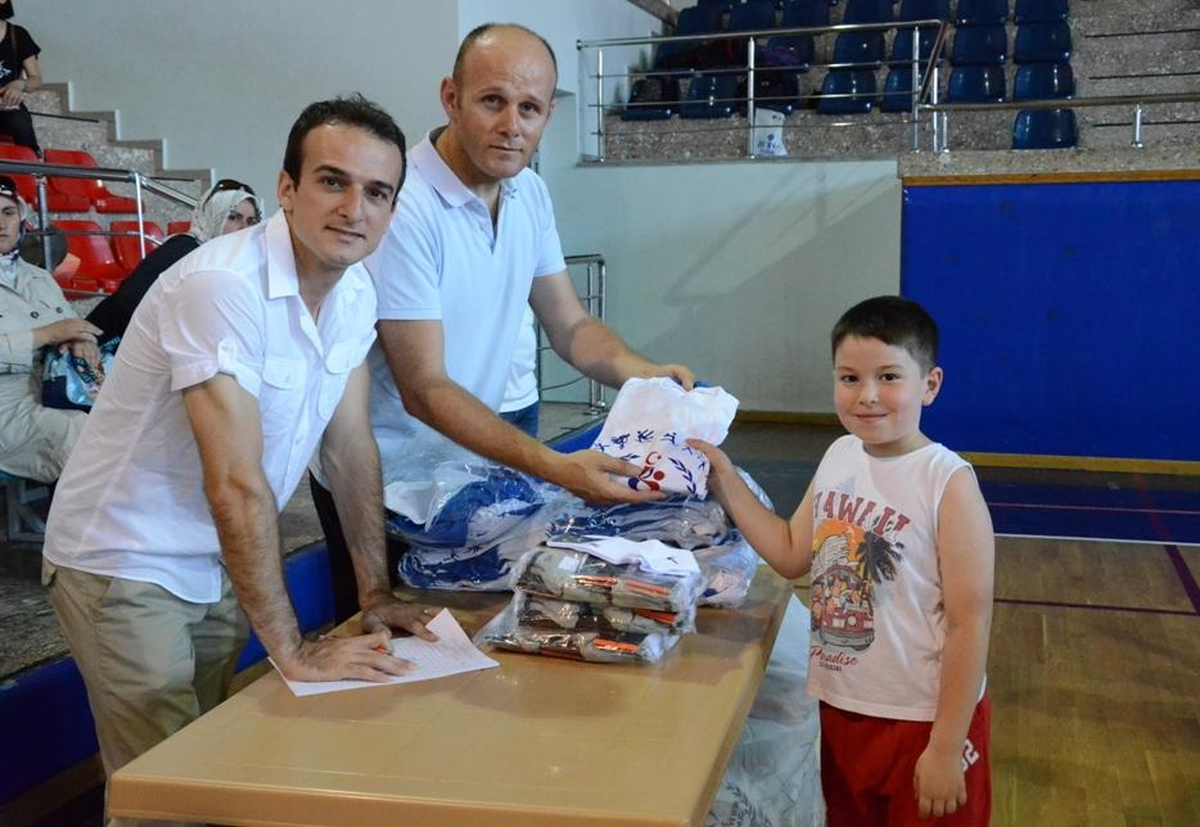 Düzce\'de Öğrencilere Spor Kıyafeti Dağıtıldı