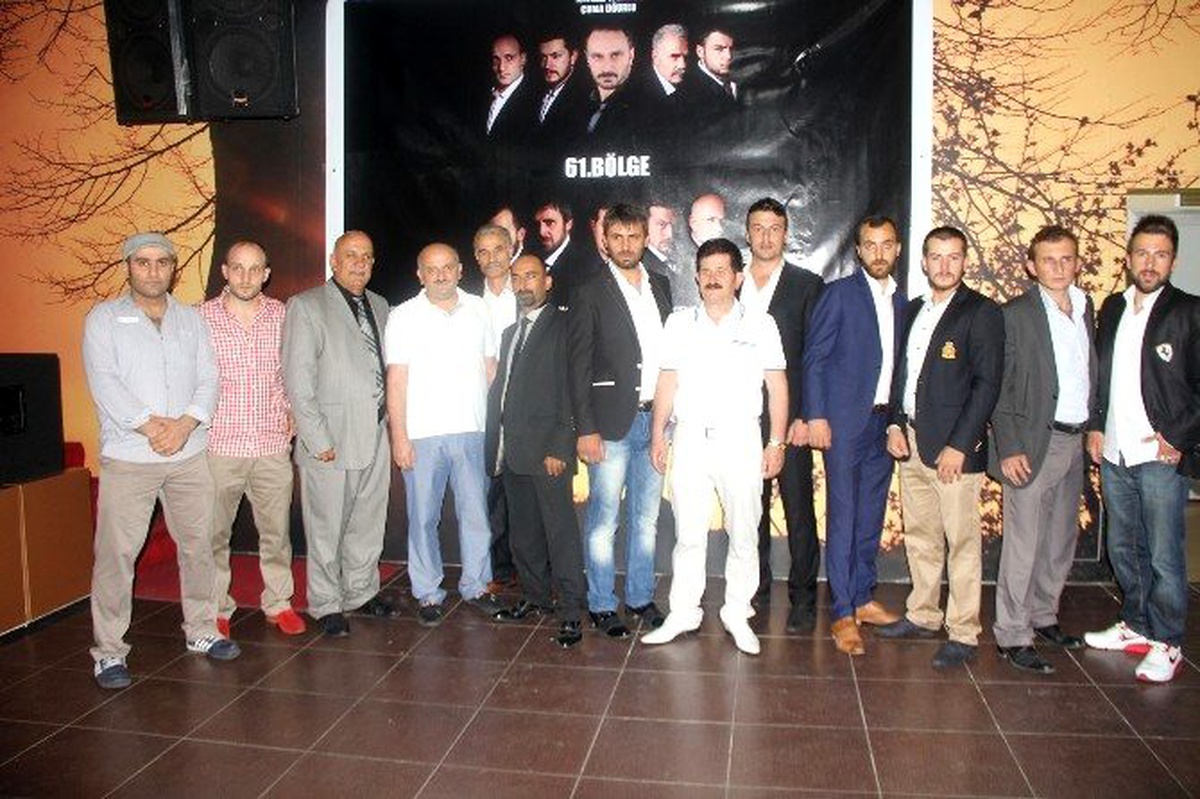 Esnaf Çektiği Filmin Galasını Düğün Salonunda Yaptı