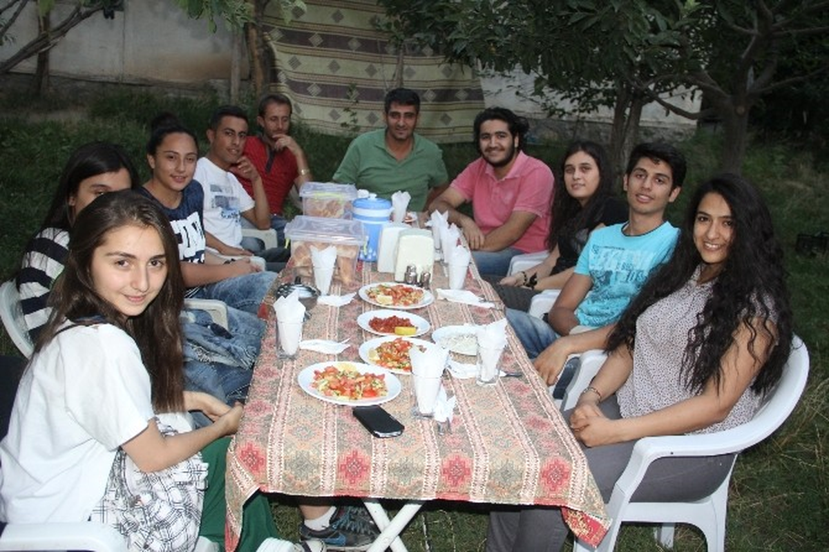 Hakkarili Gençlerden Başkan Demir\'e İftar Yemeği