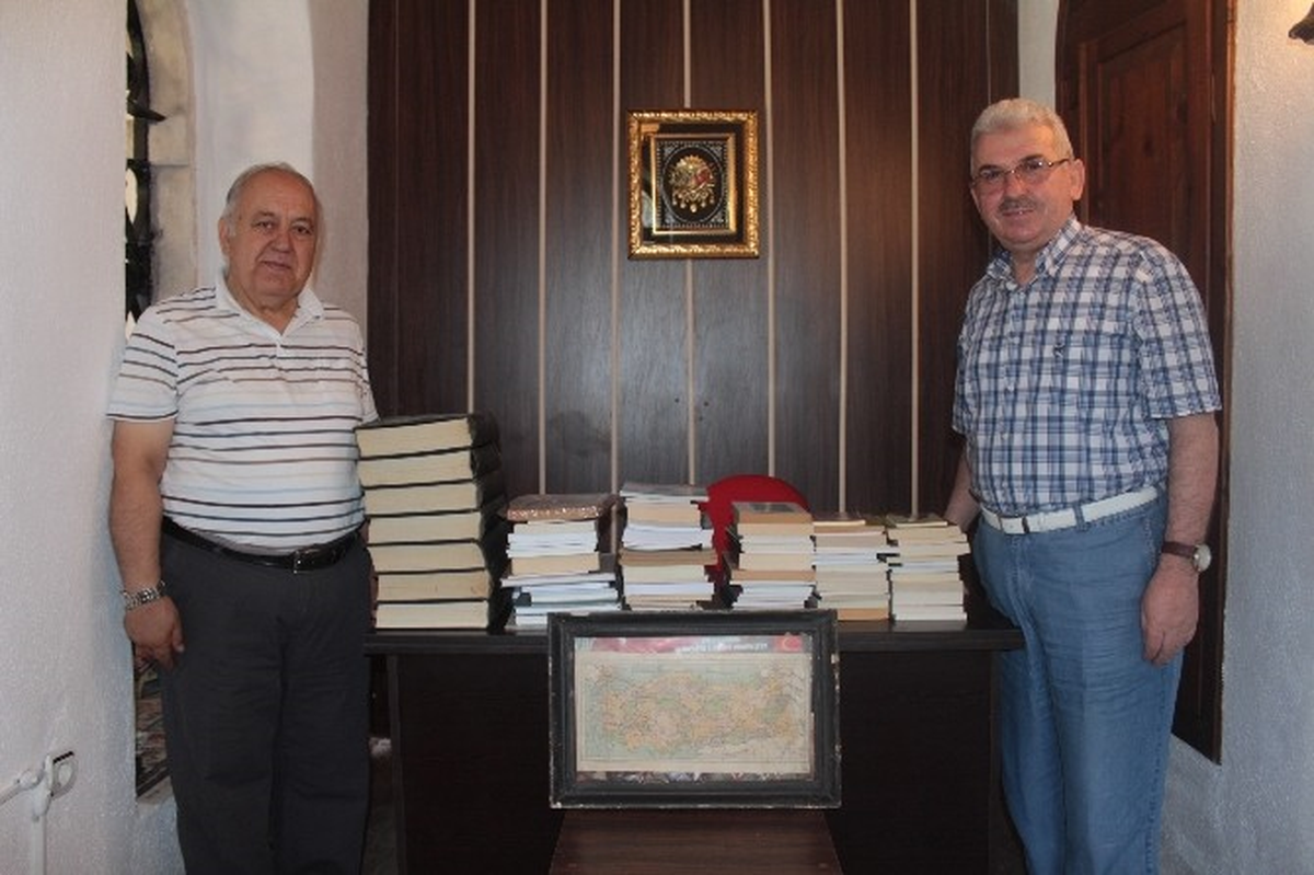 Hayırsever İşadamından Kütüphaneye Kitap Bağışı
