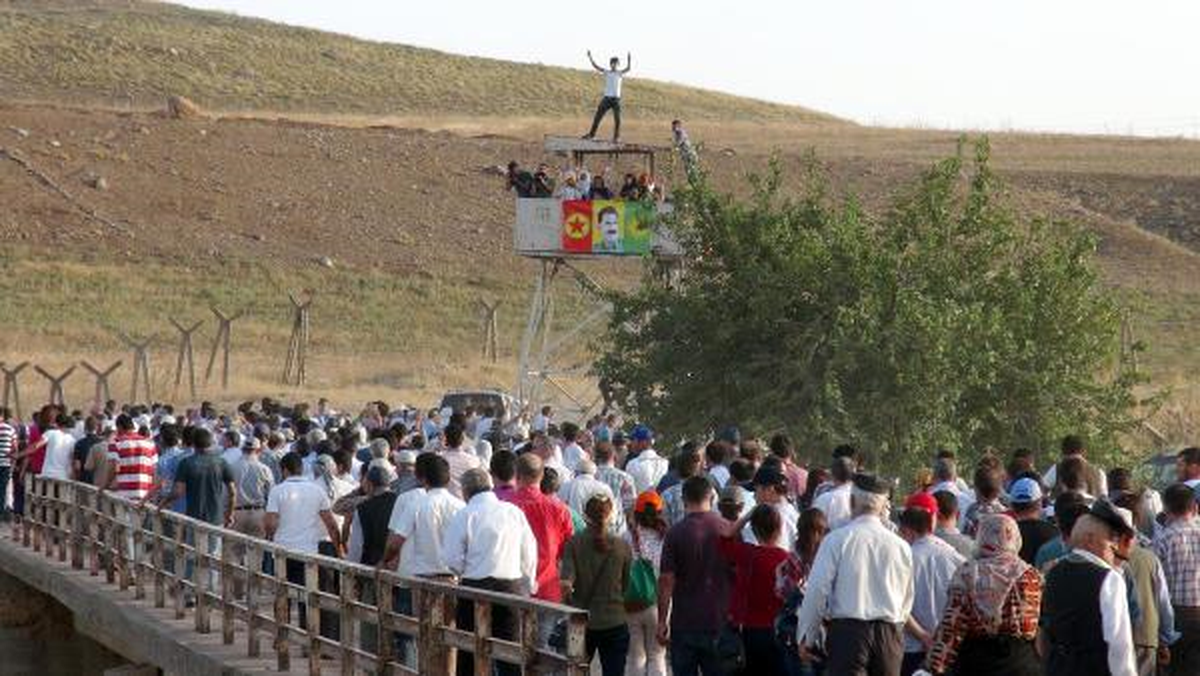 HDP\'lilerden Suriye Sınırında IŞİD Protestosu