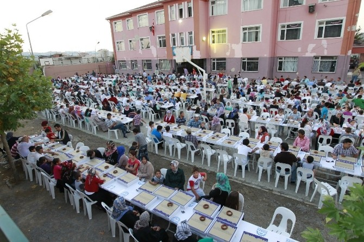İftar Sofraları Kirazpınar\'da Kuruldu