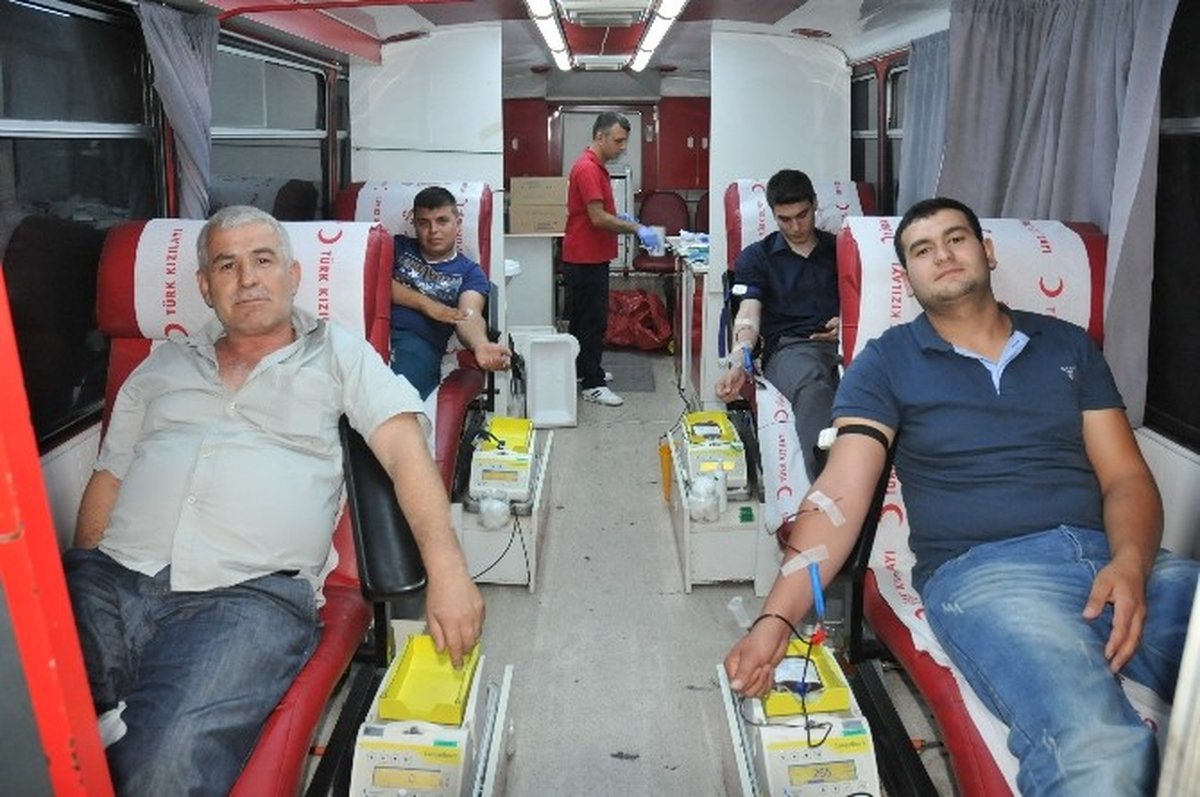 İftar Sonrası Kızılay\'a Kan Bağışı