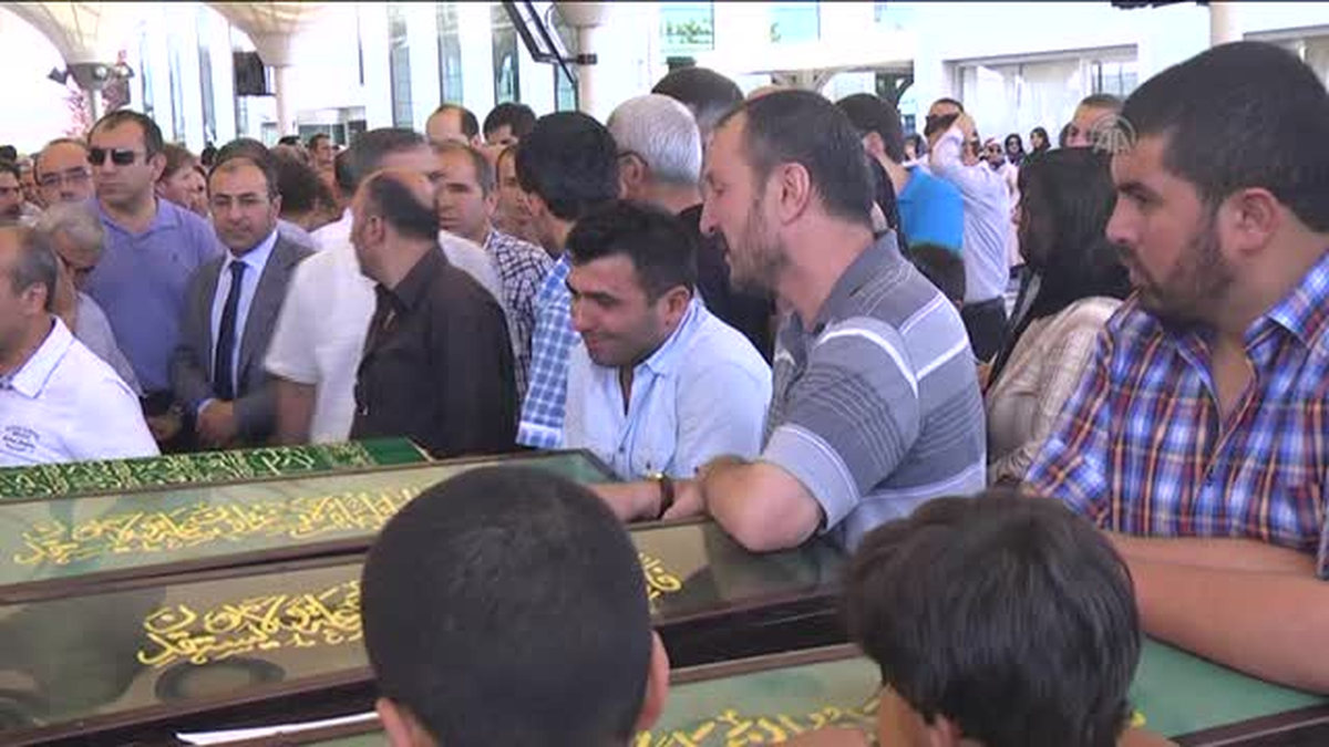 Kazada ölen polis memuru Tahir Kılıç ve ailesi Karşıyaka mezarlığında defnedildi -