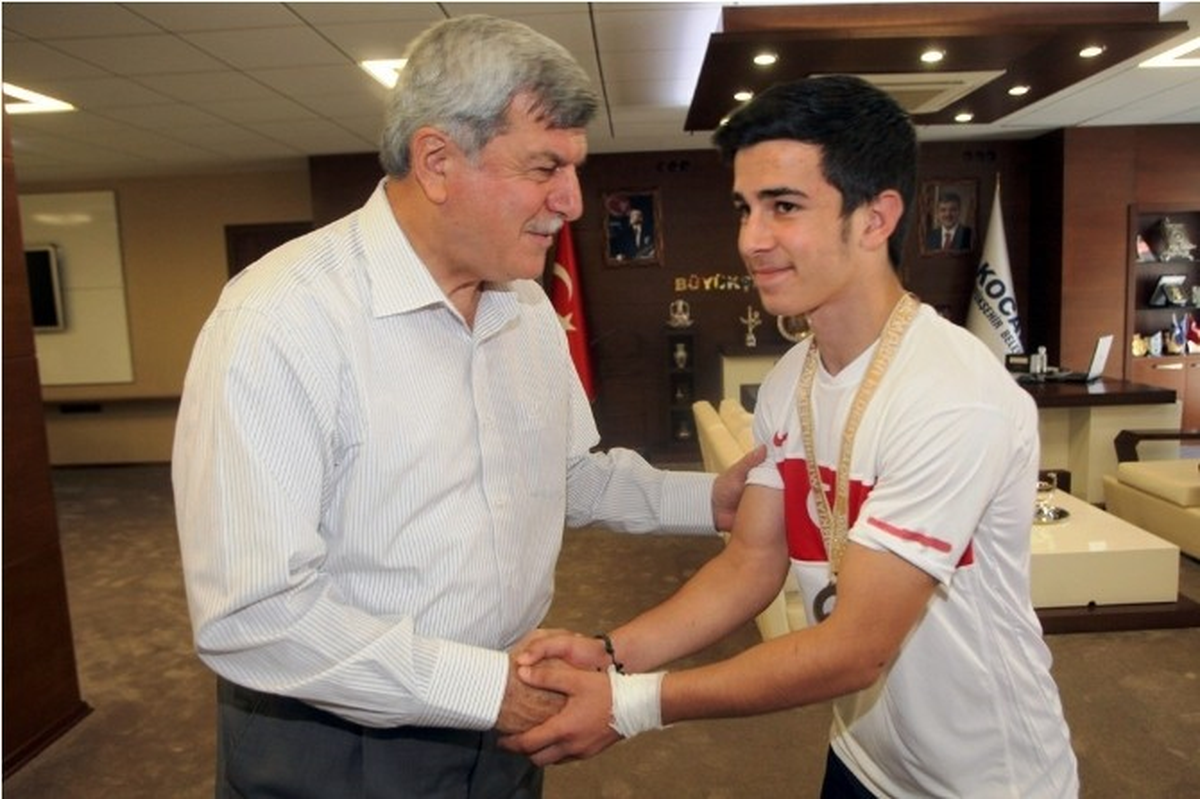 Kickbox Şampiyonundan Başkan Karaosmanoğlu\'na Ziyaret