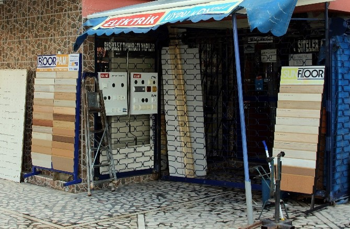 Kocasının İşyerindeki Yarı Çıplak Kadını Bıçakladı