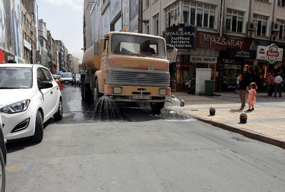 Melikgazi\'den Sıcaklara Karşı Sulu Önlem