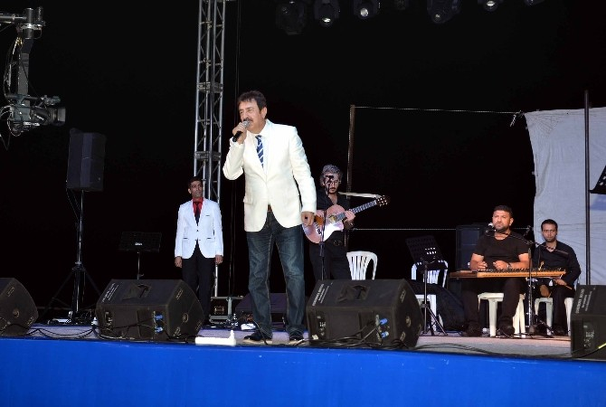 Mersin\'de Ahmet Selçuk İlkan Rüzgarı Esti