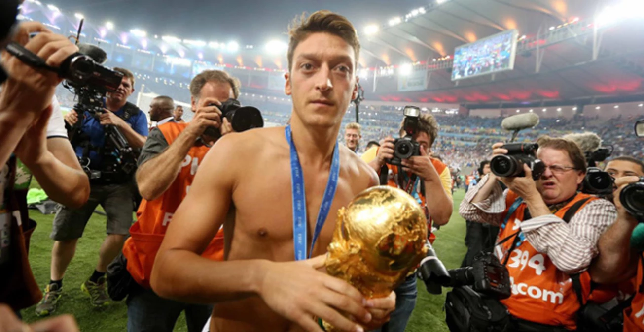 Mesut Özil, Formasını Platini\'ye Verdi