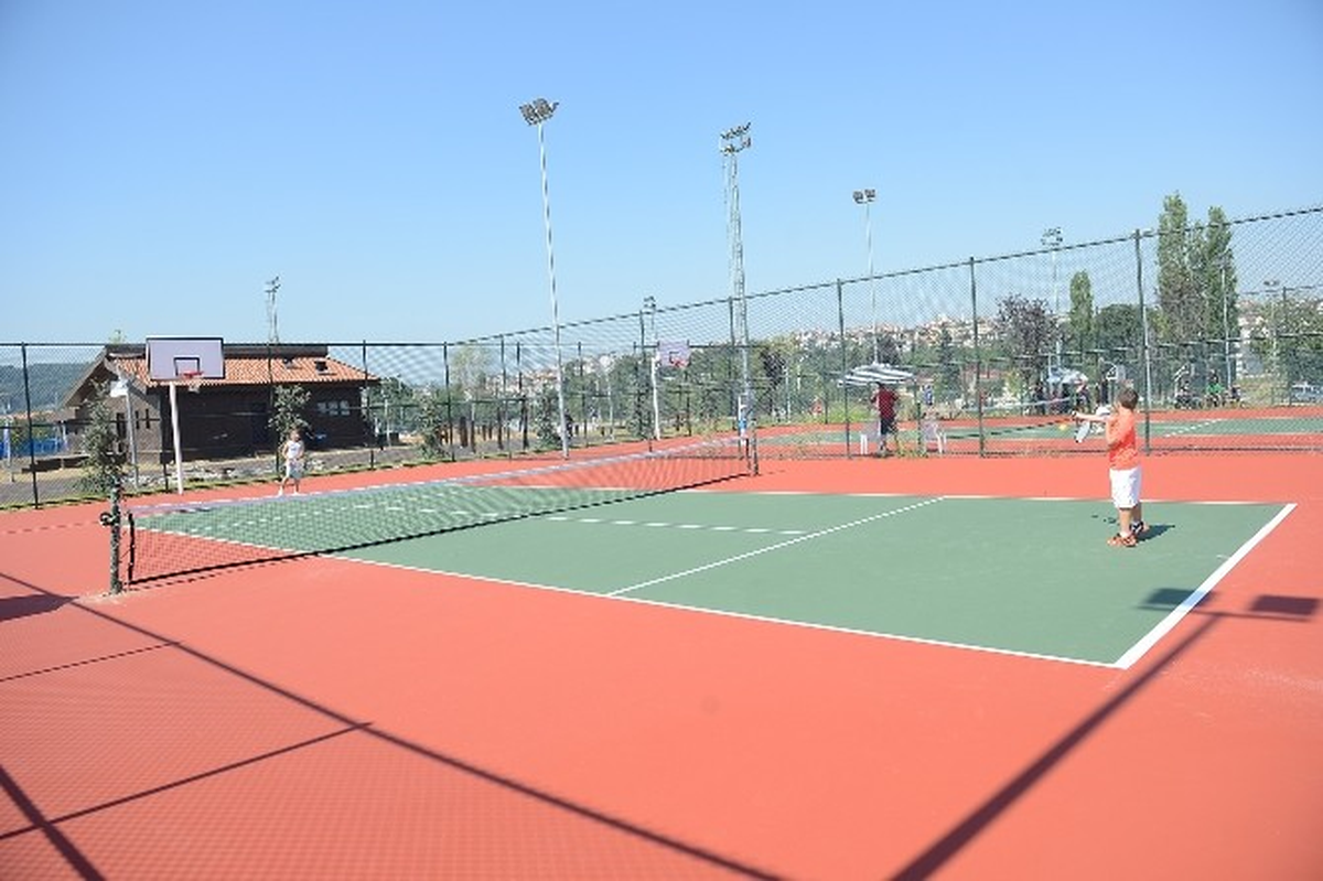 Minik Tenisçiler Büyükşehir Kortlarında Ter Döküyor
