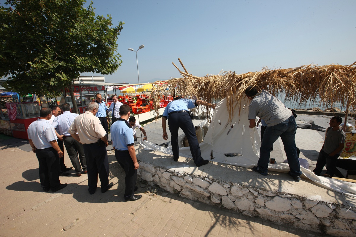 Mudanya\'da Kaçak ve Ruhsatsız İş Yerlerinin Yıkımı