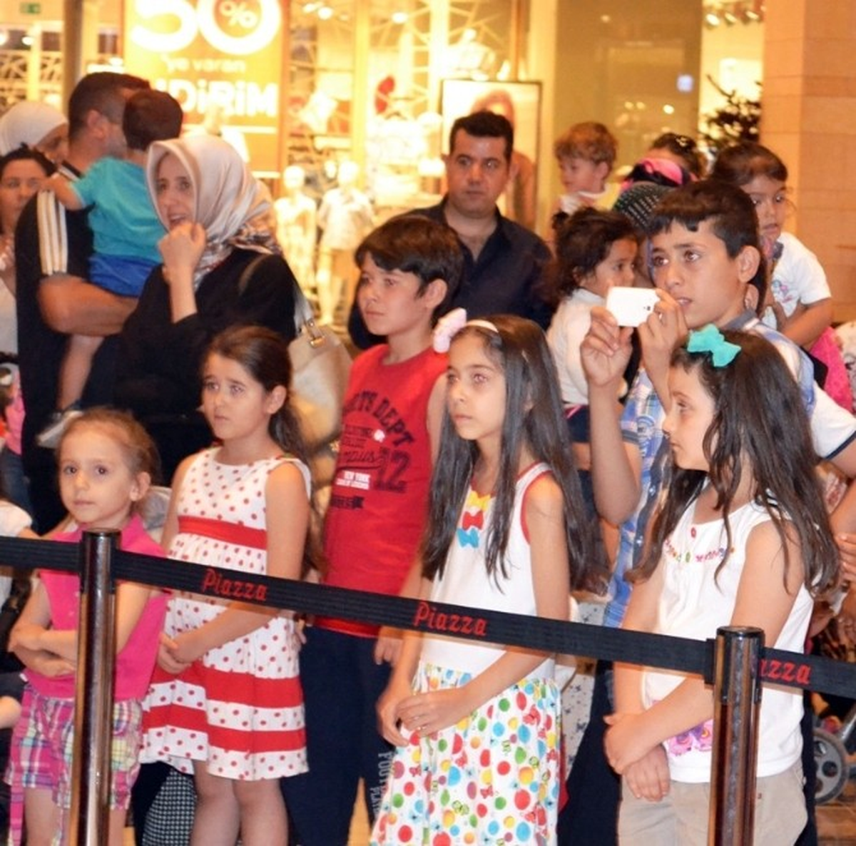 Neşeli Kuklalar ile Renkli Dakikalar