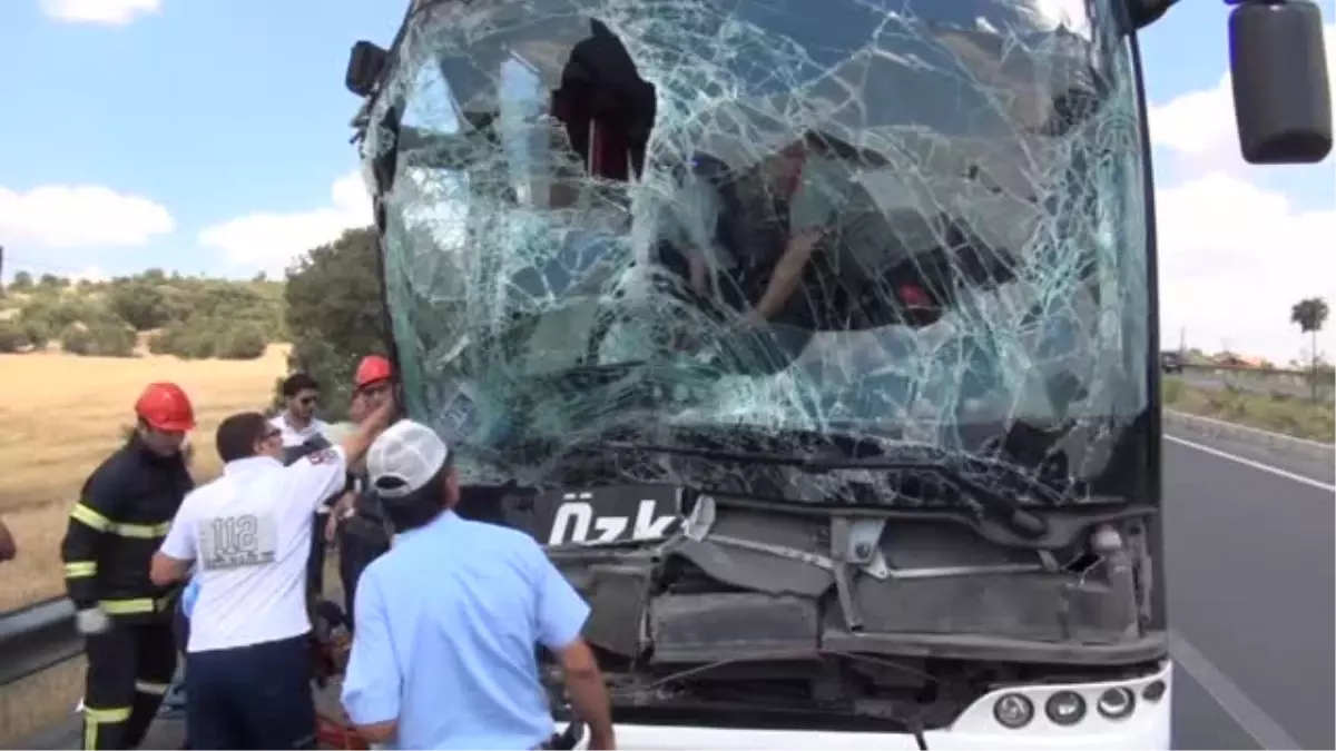 Otobüs Kamyona Arkadan Çarptı