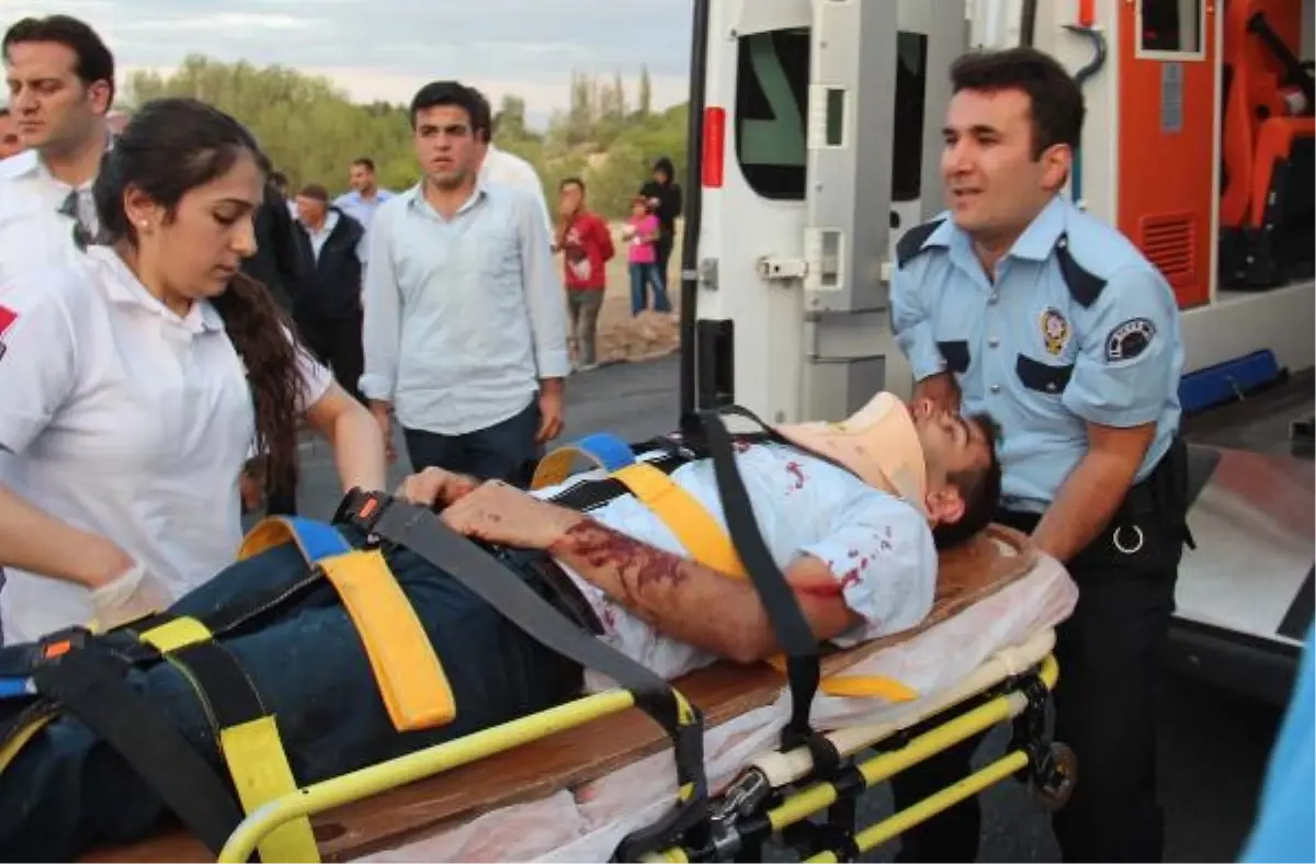 Otomobil Direğe Çarptı: 3 Yaralı