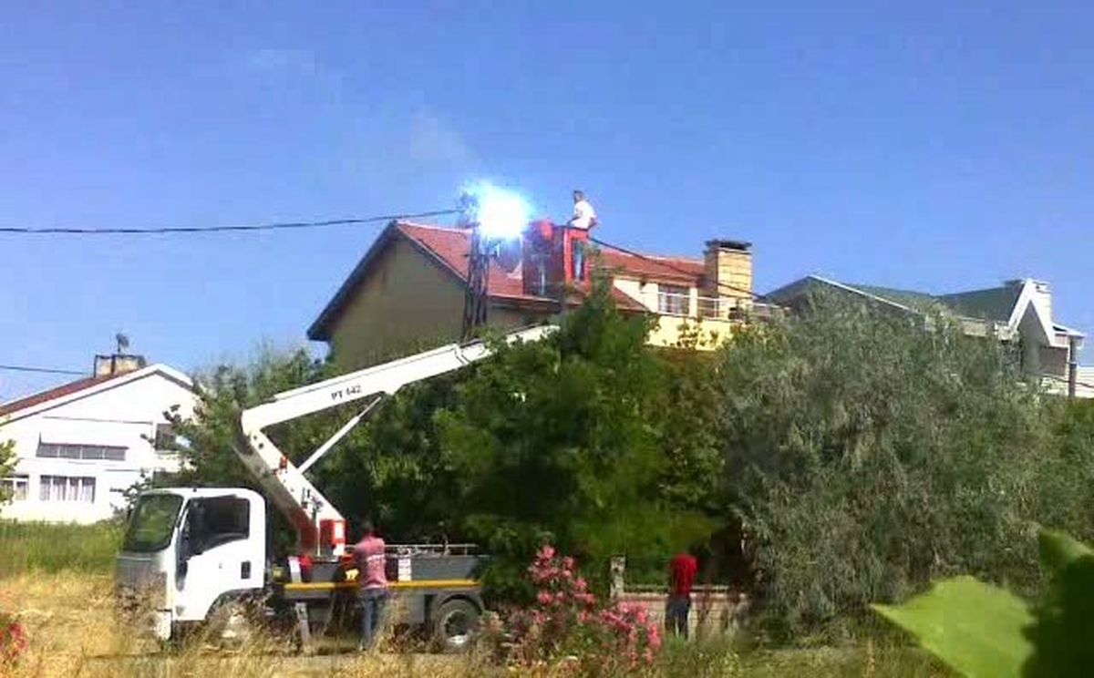 Silivri\'de Tamir İçin Çıktığı Elektrik Direğinde Büyük Tehlike Atlattı