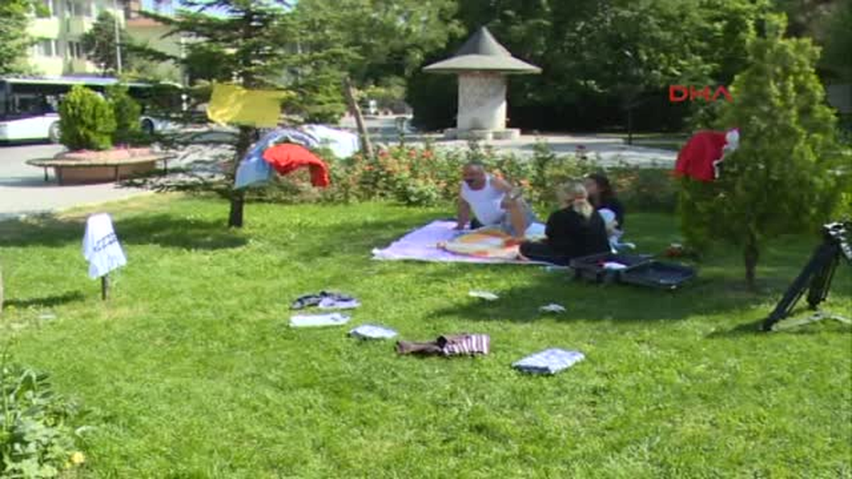 Parktaki Romanlardan Rahatsız Olan Aileden Valilik Karşısında Oturma Eylemi