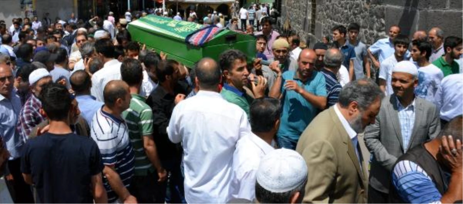 Patlamada Hayatını Kaybeden Eda Erzurum\'da Toprağa Verildi