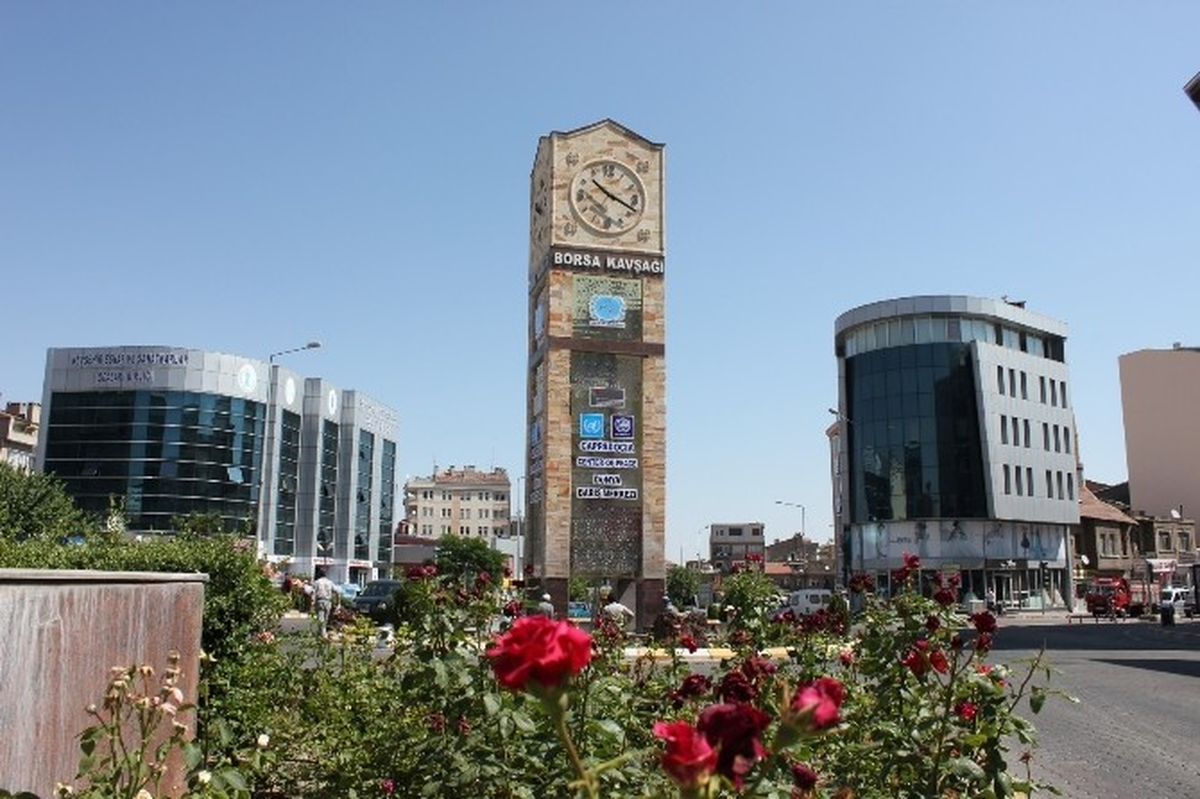 Saat Kulesi Çevresi Çiçeklerle Süslendi