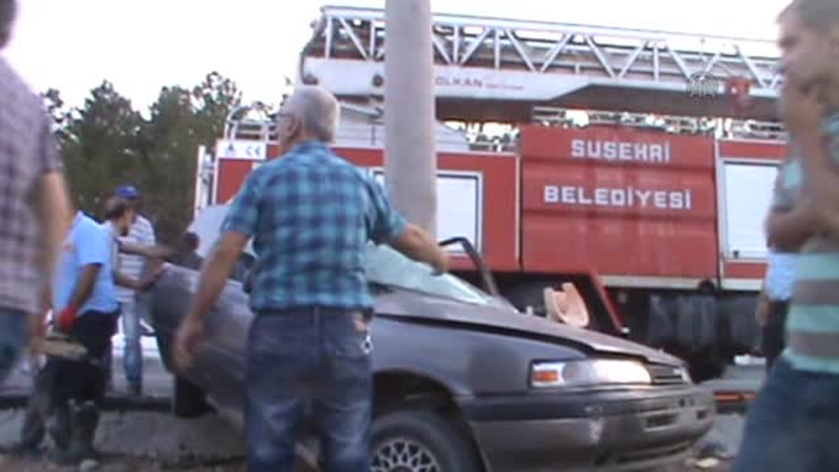 Sivas\'ta otomobil elektrik direğine çarptı: 3 yaralı
