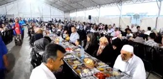 Suriyelilerin kaldığı çadır kentte iftar -