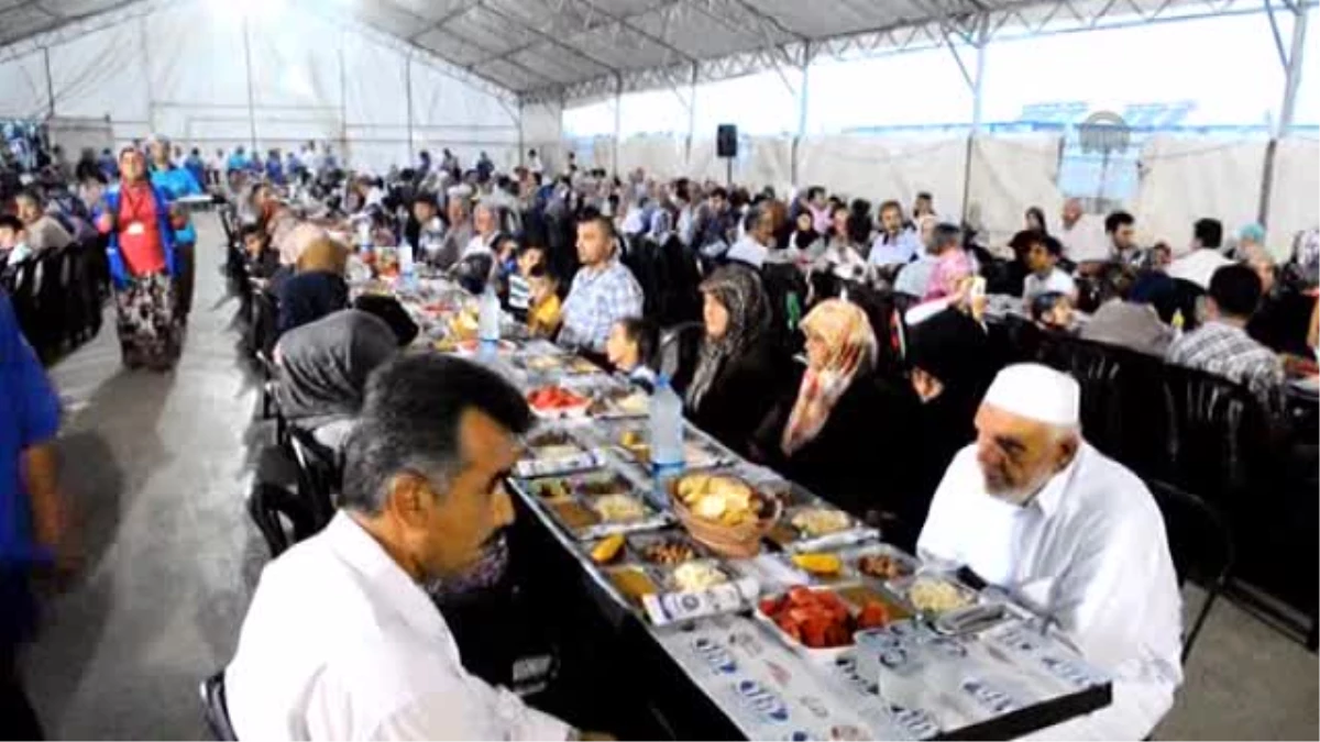 Suriyelilerin kaldığı çadır kentte iftar -