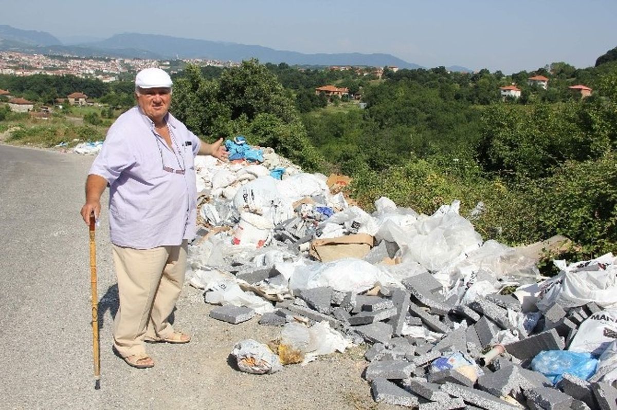 Turistik Plaj Yolu Çöplüğe Döndü