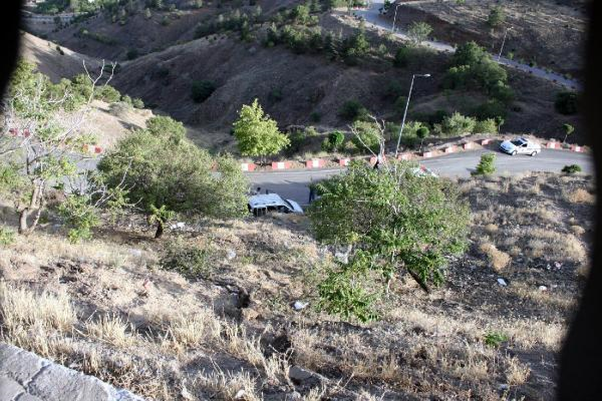 Elazığ\'da Uçuruma Yuvarlanan Araçtan Atlayarak Kurtuldu