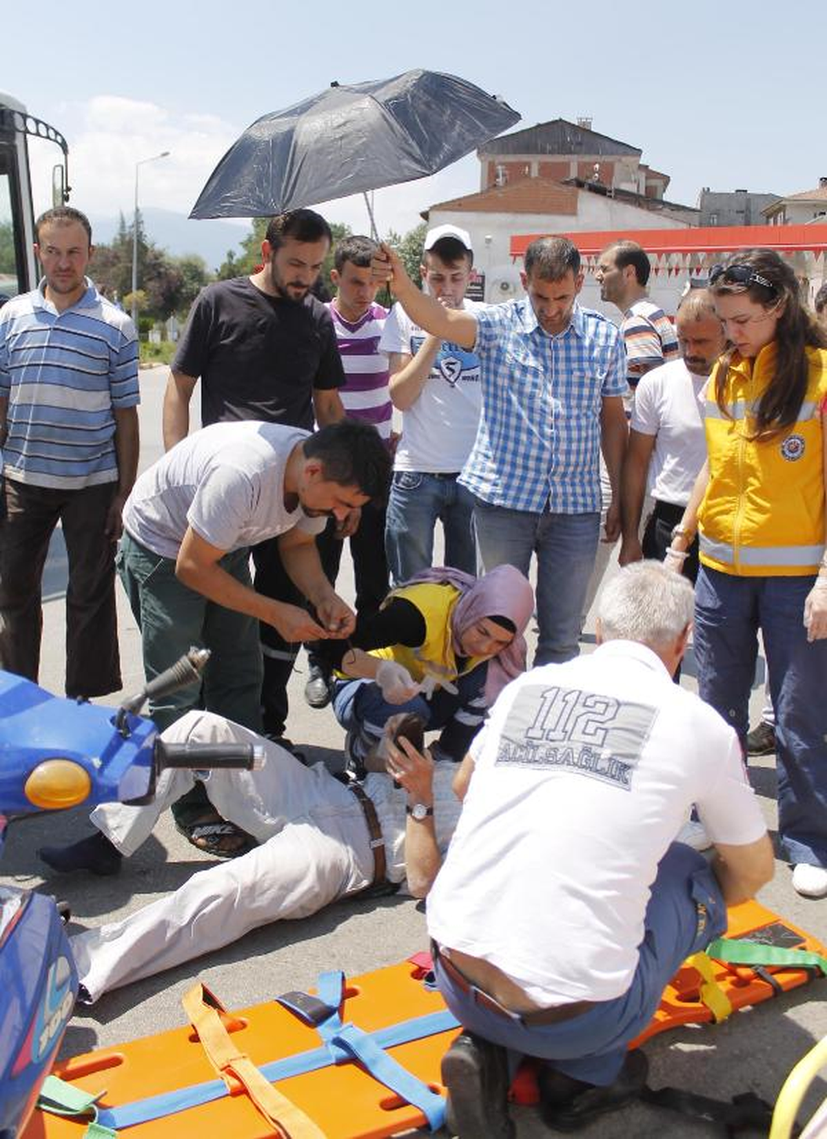 Yaralıyı Güneşten Korumak İçin Şemsiyeyle Başında Bekledi