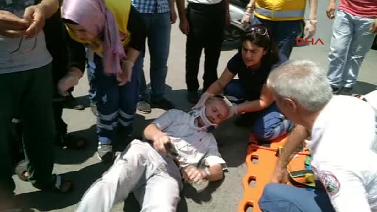 Yaralıyı Güneşten Korumak İçin Şemsiyeyle Başında Bekledi