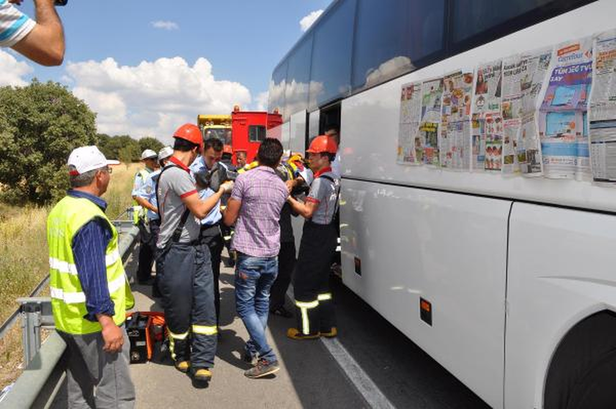 Yolcu Otobüsü Kamyona Çarptı: 2 Yaralı