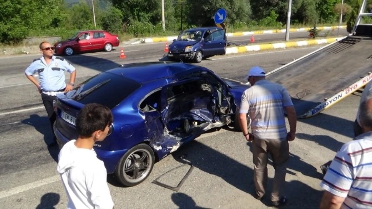 Zonguldak\'ta Trafik Kazası: 2\'si Ağır, 4 Yaralı