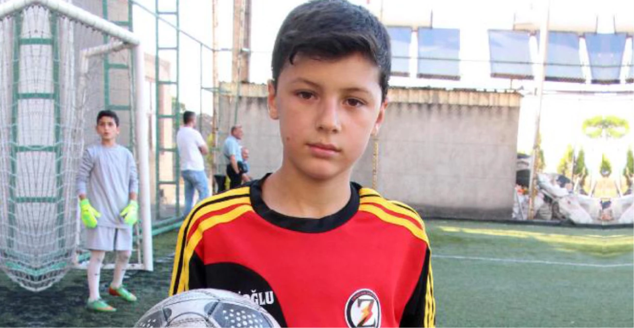 11 Yaşındaki Futbolcu 3 Büyüklerin Gözdesi