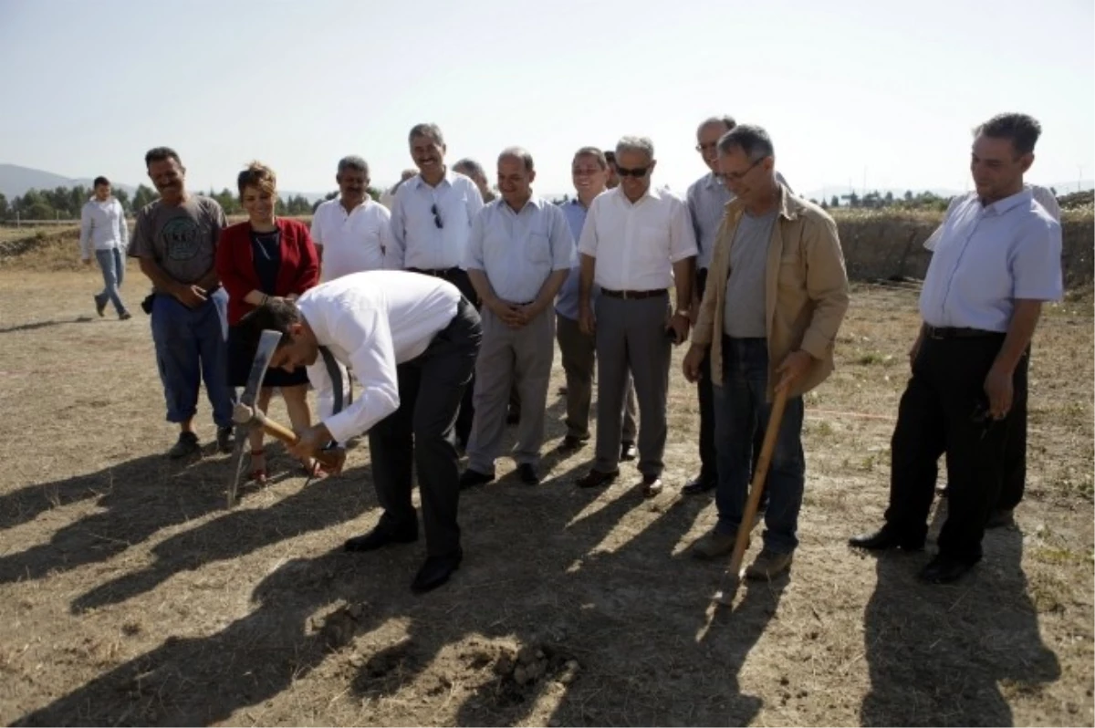 İzmir\'de 8 Bin 500 Yıllık Yeşilova Höyüğünde Kazılar Başladı