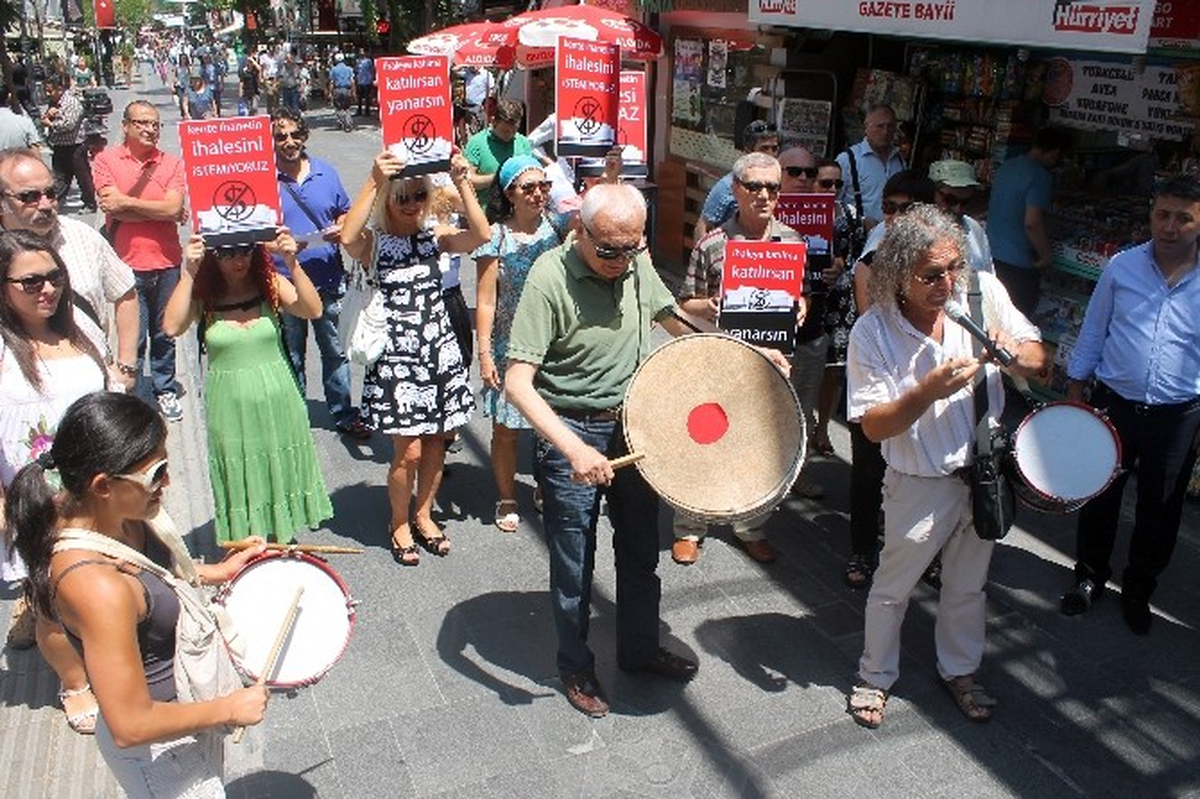 Akün ve Şinasi Sahnelerinin İhalesi Protesto Edildi