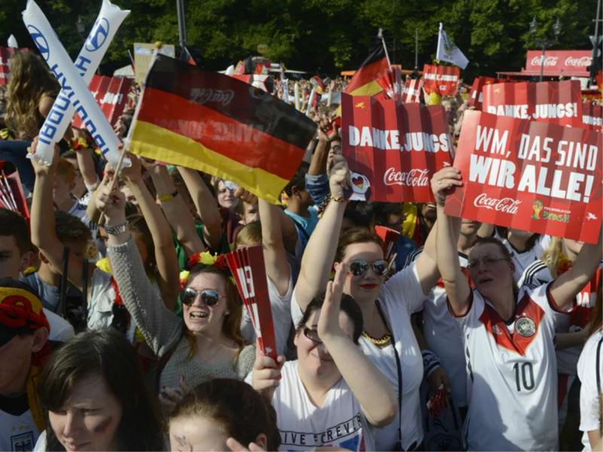 Almanlar Kupayı Doyasıya Kutladı
