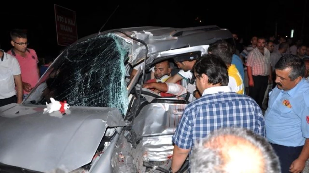 Antalya\'da Tırla Otomobil Çarpıştı: 2 Yaralı
