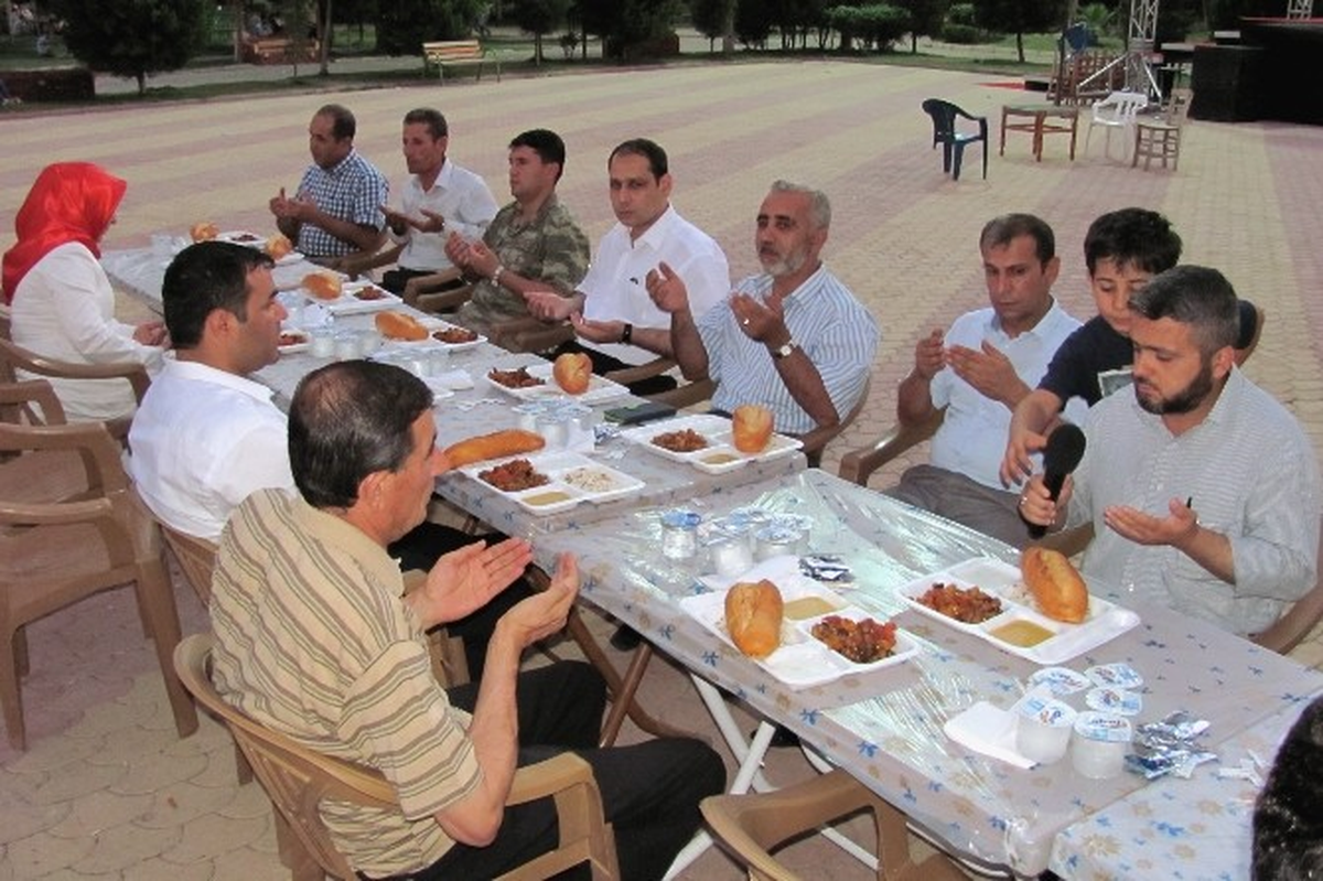 Araban Kaymakamlığından Bin 500 Kişilik İftar Yemeği