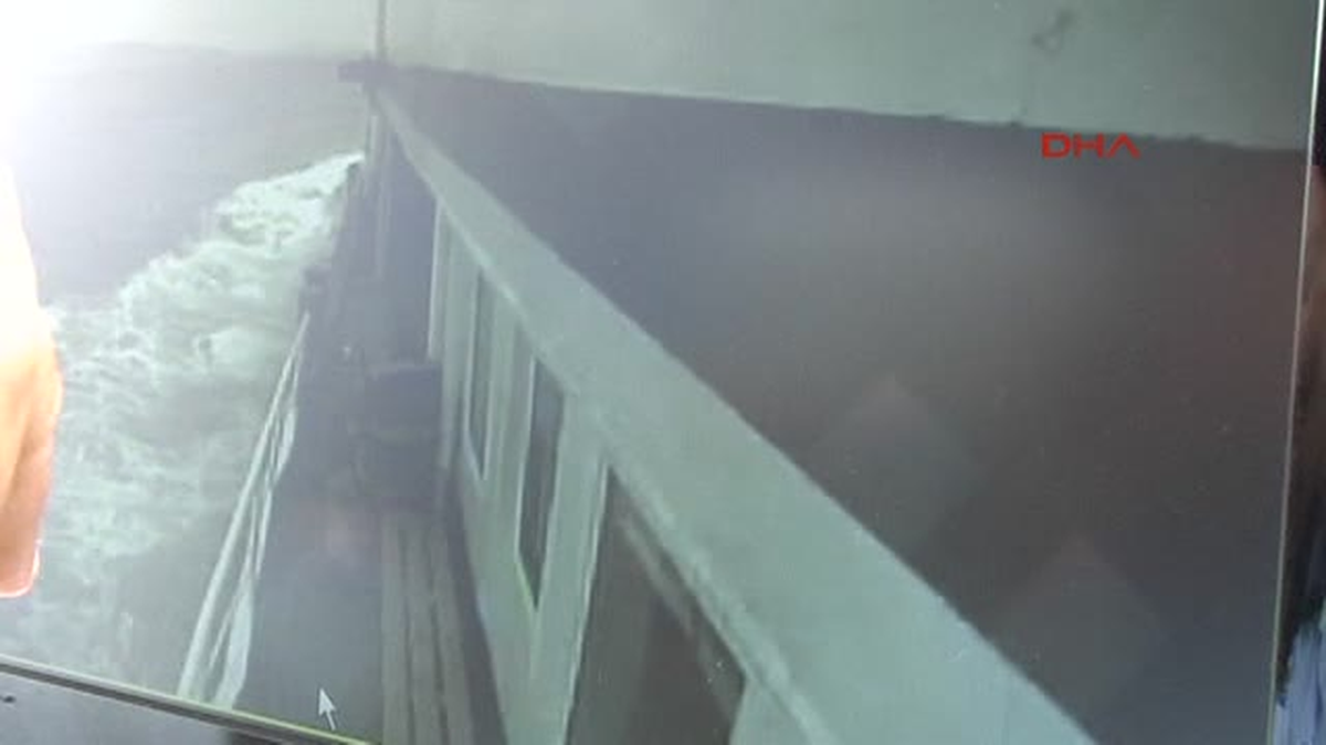 Vapurdan Atlayan Kişiyi Güvenlik Kameraları Kaydetti