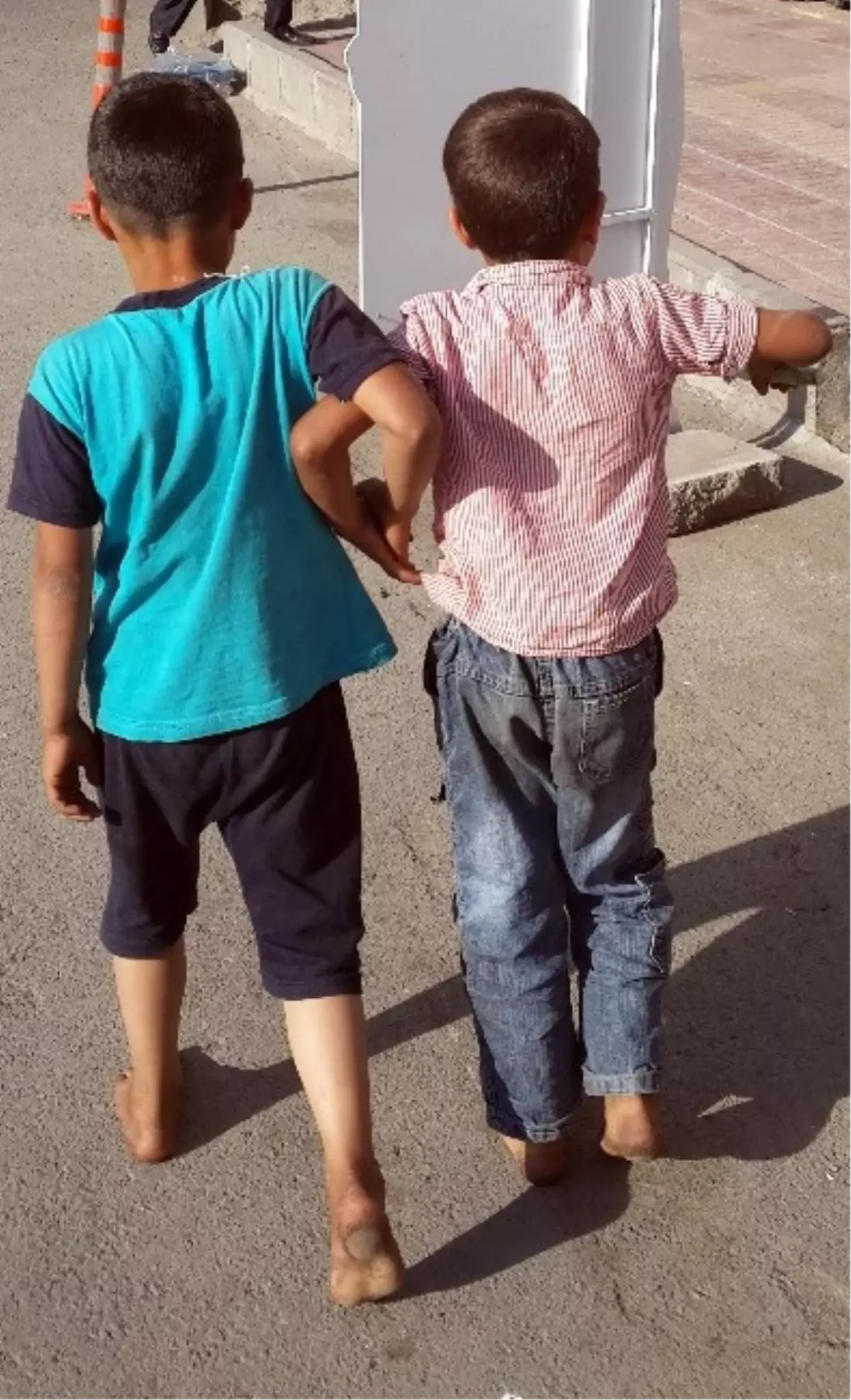 Ağrı\'da Ayakkabısız Çocuklar Yürek Sızlattı