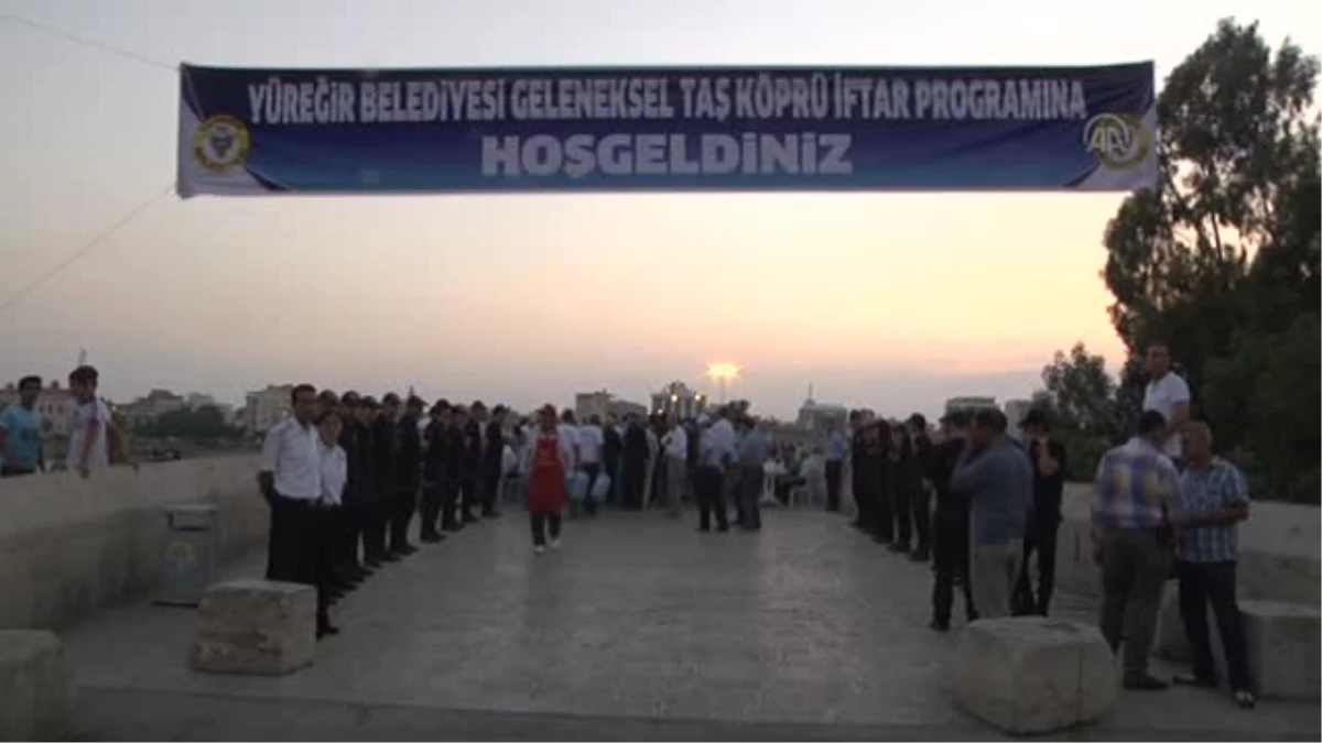 Bakan Çelik, tarihi Taşköprü\'de düzenlenen iftara katıldı -