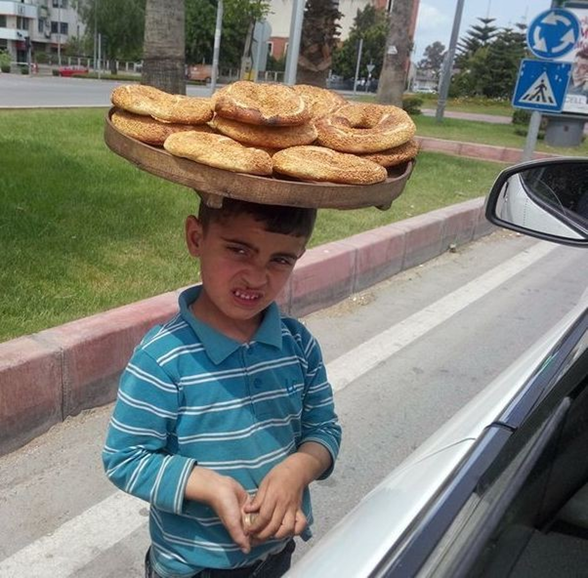 Bunaltan Sıcakta Simitçi Çocuğun Ekmek Mücadelesi