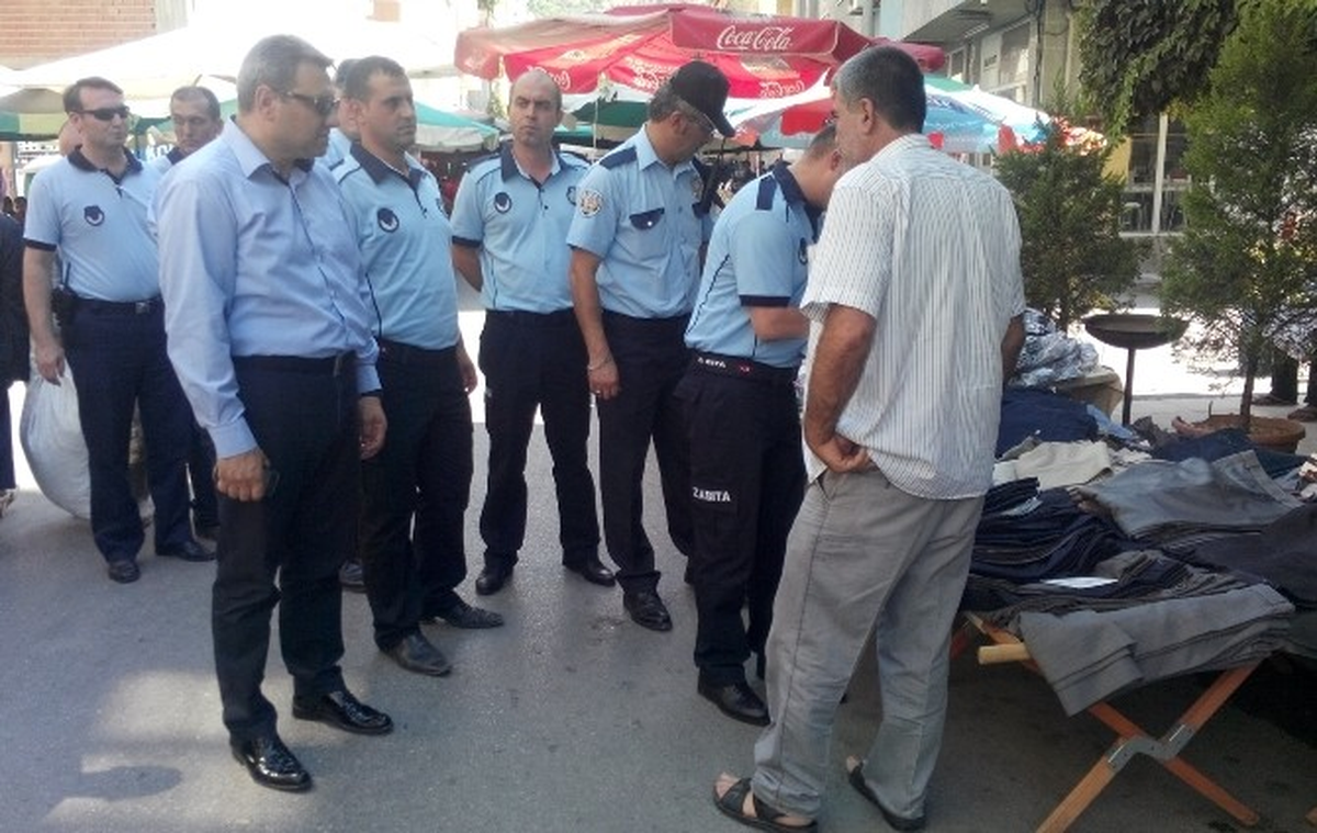 Büyükşehir ve Yunusemre Zabıtasından Seyyar Satıcılara Ortak Operasyon