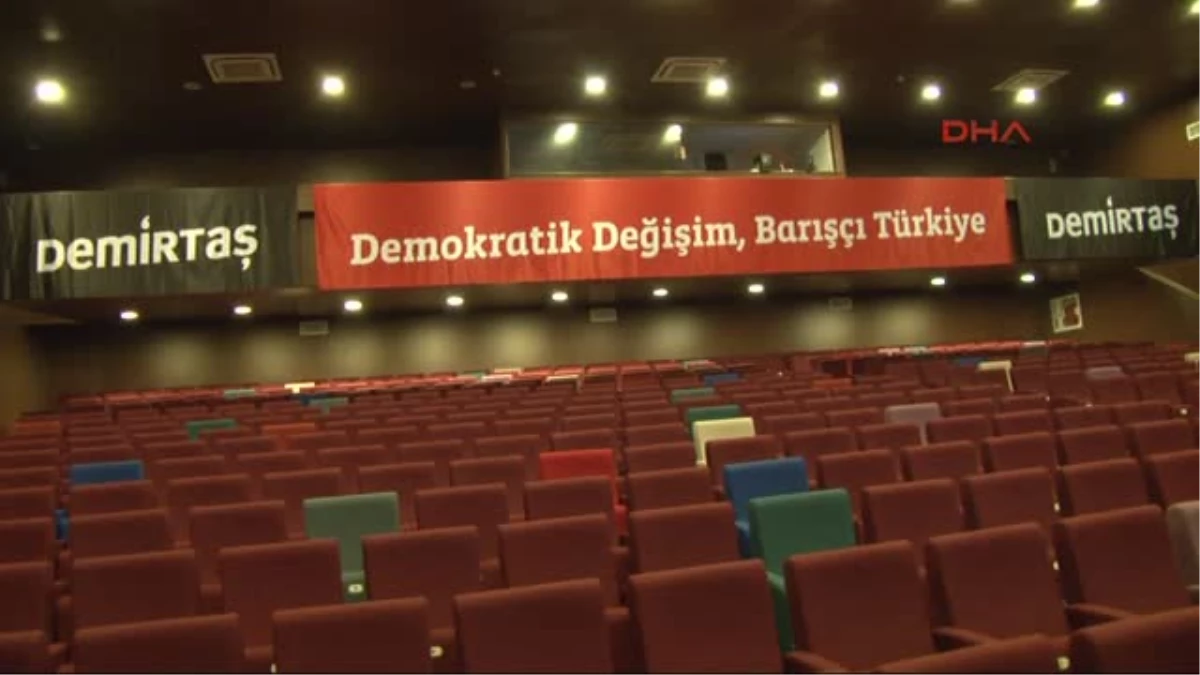 Demirtaş\'ın Seçim Sloganlarından : Bir Cumhurbaşkanı Düşünün Bağlamadan Başka Bir Şey Çalmıyor