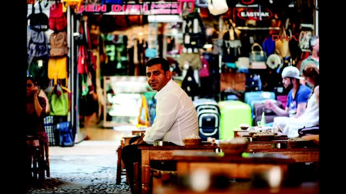 Demirtaş\'ın Seçim Sloganlarından : Bir Cumhurbaşkanı Düşünün Bağlamadan Başka Bir Şey Çalmıyor