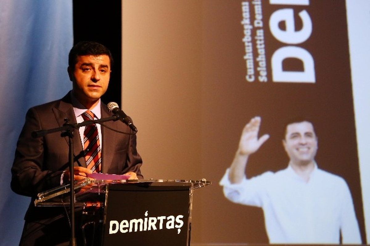Demirtaş Salonda Berkin Elvan\'ın Annesini Alkışlattı